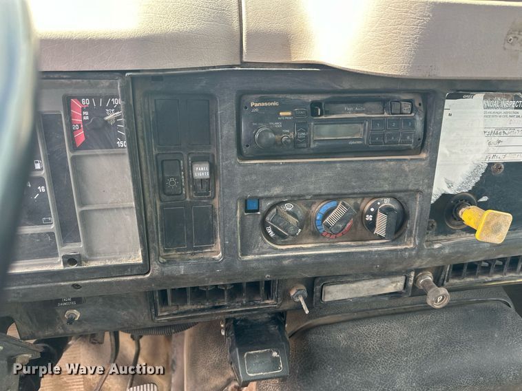 image for item DT6315 1998 International 4900 flatbed truck