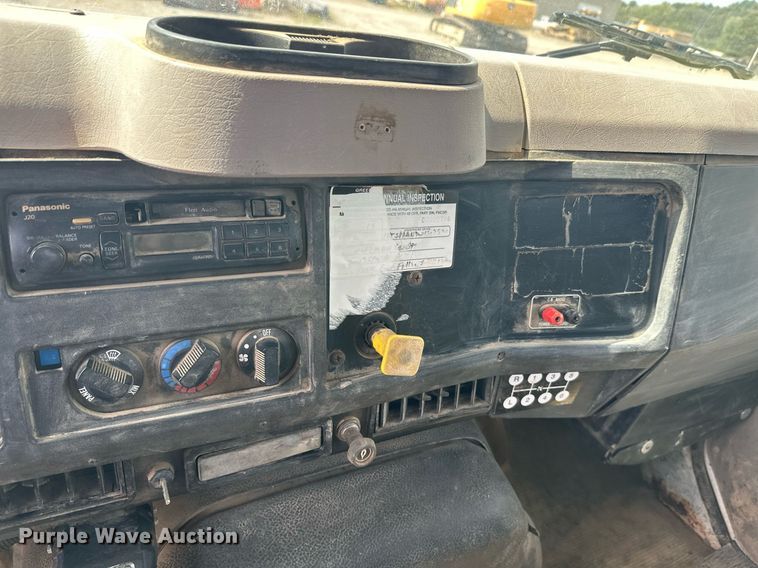 image for item DT6315 1998 International 4900 flatbed truck