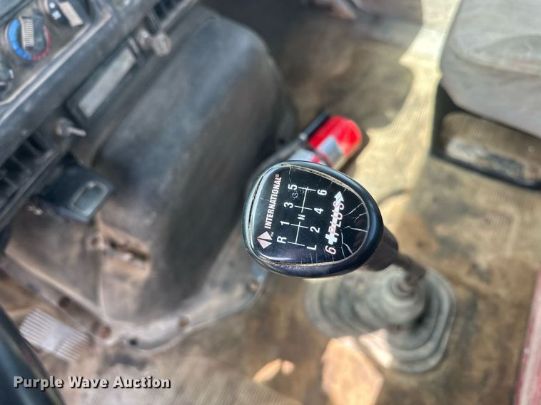 image for item DT6315 1998 International 4900 flatbed truck