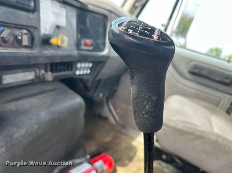 image for item DT6315 1998 International 4900 flatbed truck