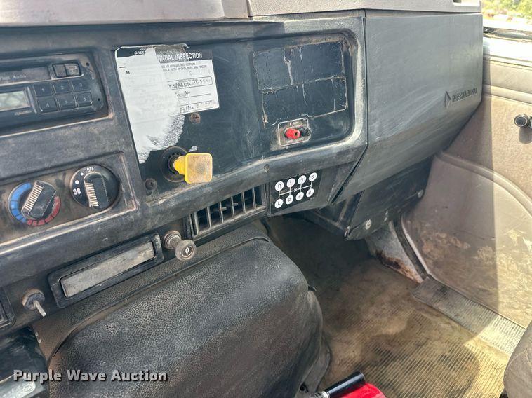 image for item DT6315 1998 International 4900 flatbed truck