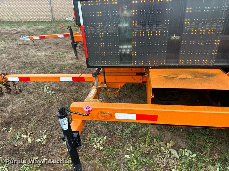 image for item DT6328 1998 American Signal message board trailer