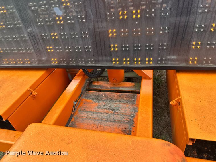 image for item DT6329 2000 American Signal message board trailer