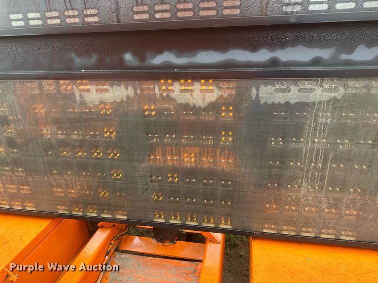 image for item DT6330 1998 American Signal message board trailer