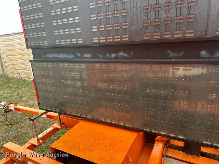 image for item DT6330 1998 American Signal message board trailer