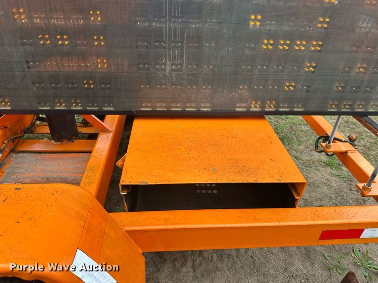 image for item DT6330 1998 American Signal message board trailer