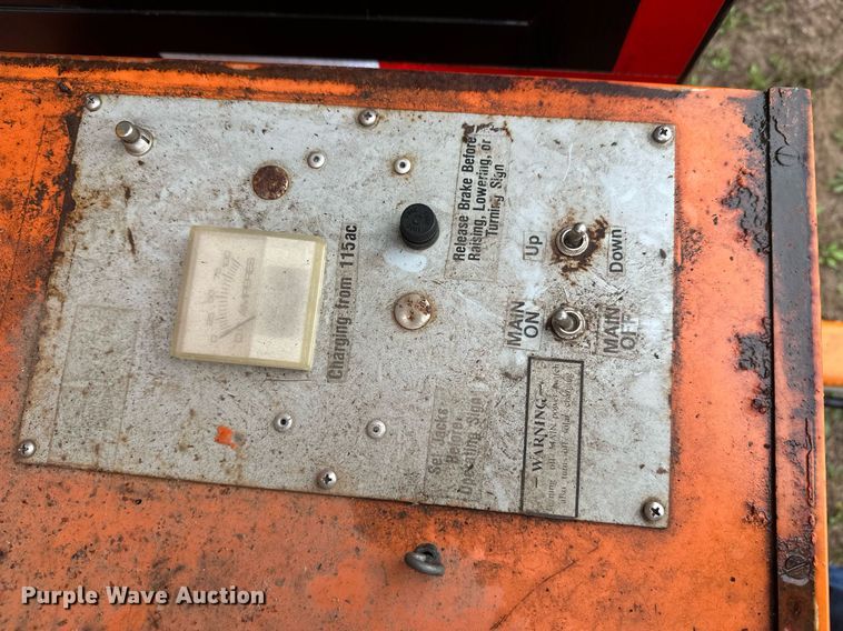 image for item DT6330 1998 American Signal message board trailer