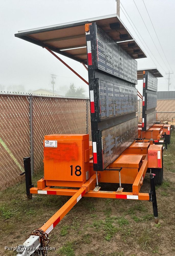 image for item DT6331 1999 American Signal message board trailer