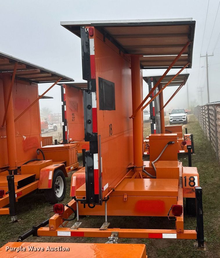 image for item DT6331 1999 American Signal message board trailer