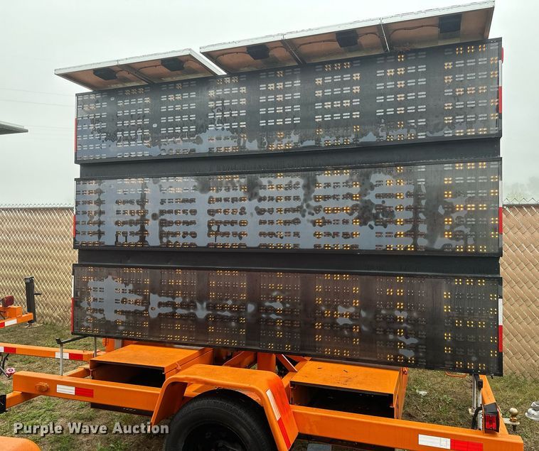 image for item DT6331 1999 American Signal message board trailer