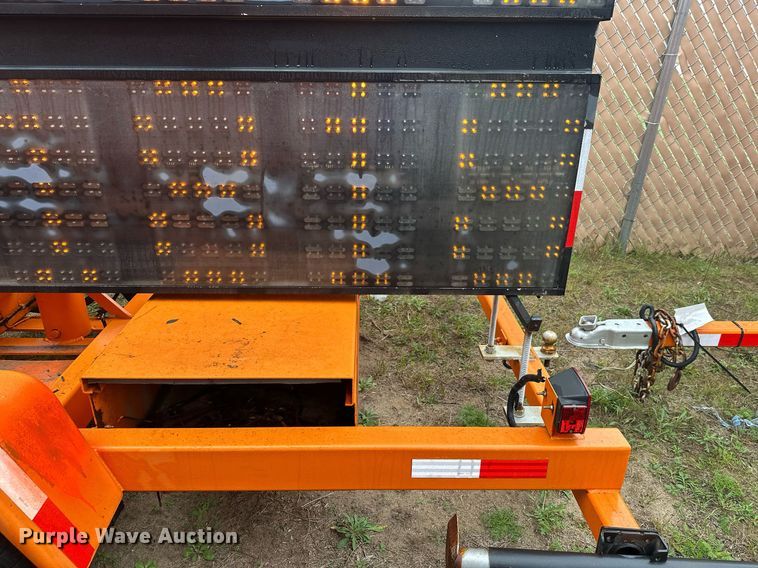 image for item DT6331 1999 American Signal message board trailer