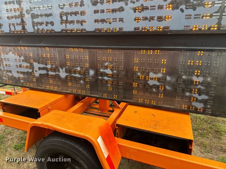 image for item DT6331 1999 American Signal message board trailer