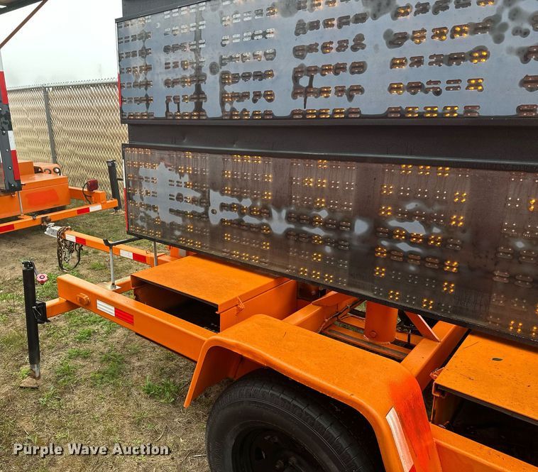 image for item DT6331 1999 American Signal message board trailer