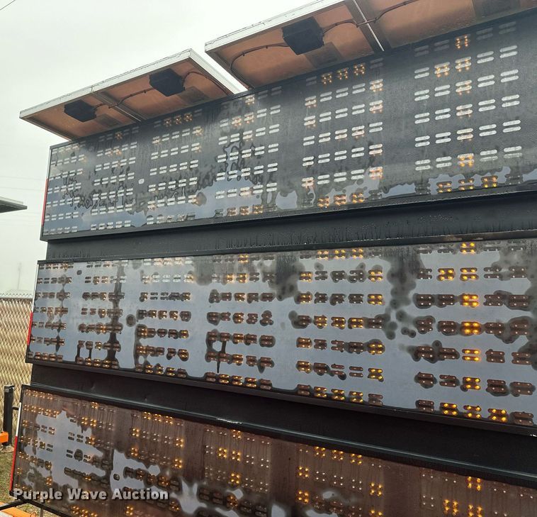 image for item DT6331 1999 American Signal message board trailer