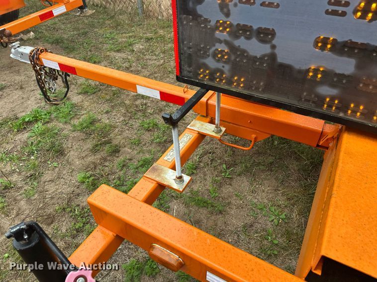 image for item DT6331 1999 American Signal message board trailer