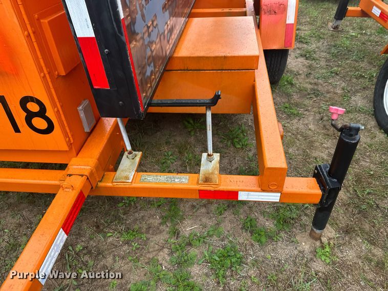 image for item DT6331 1999 American Signal message board trailer