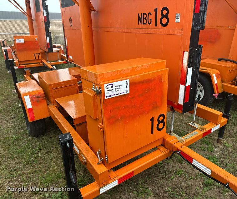 image for item DT6331 1999 American Signal message board trailer