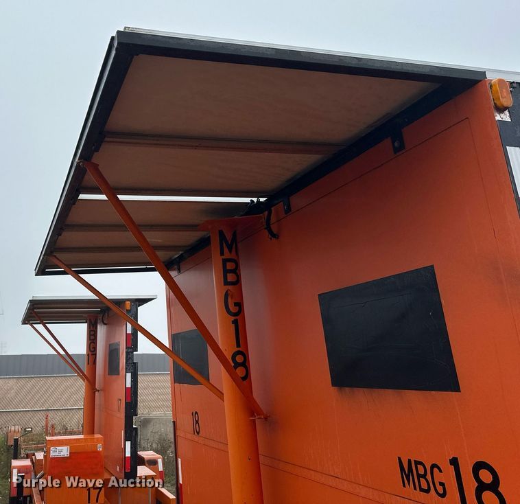 image for item DT6331 1999 American Signal message board trailer