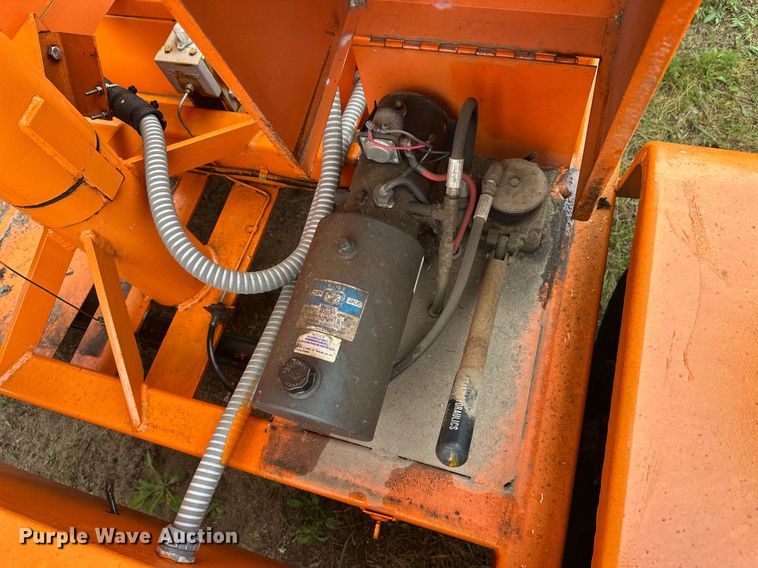 image for item DT6331 1999 American Signal message board trailer