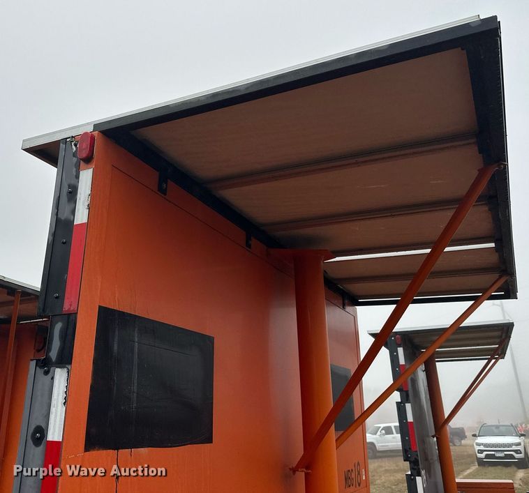 image for item DT6331 1999 American Signal message board trailer