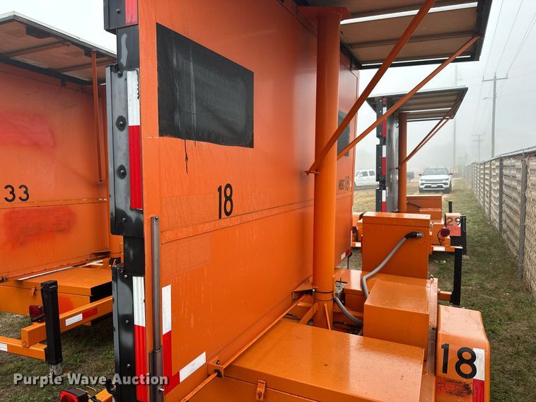 image for item DT6331 1999 American Signal message board trailer