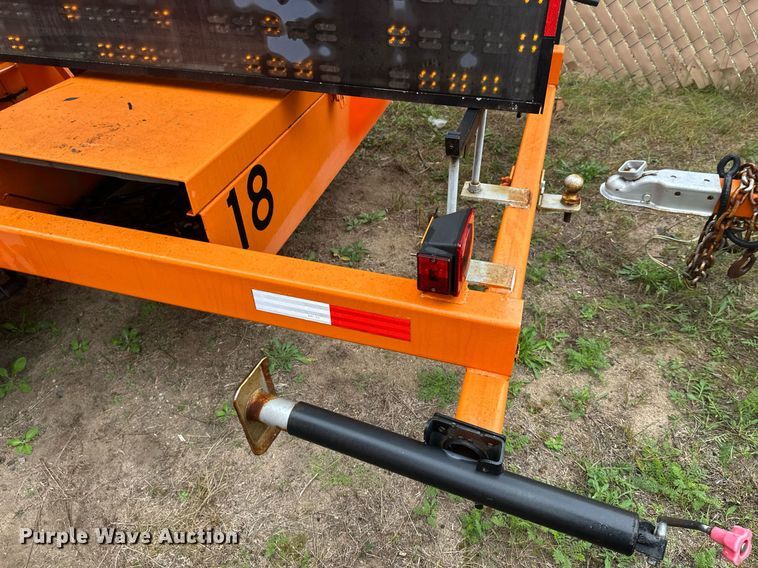 image for item DT6331 1999 American Signal message board trailer