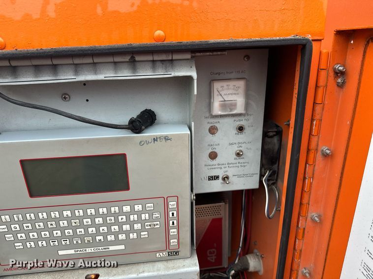 image for item DT6331 1999 American Signal message board trailer