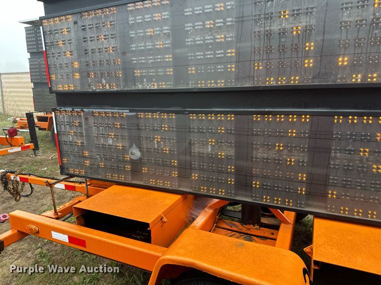 image for item DT6332 American Signal message board trailer