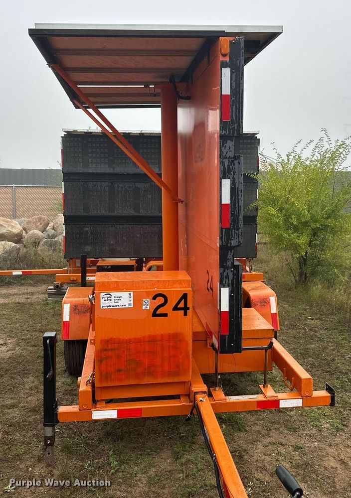 image for item DT6333 2000 American Signal message board trailer