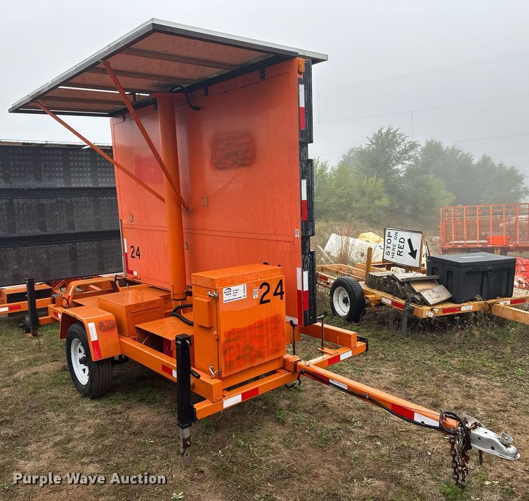 image for item DT6333 2000 American Signal message board trailer