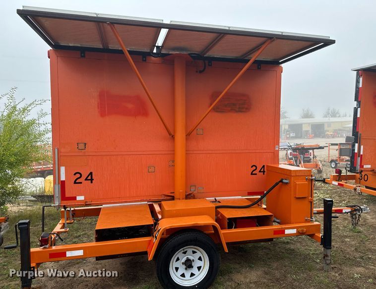 image for item DT6333 2000 American Signal message board trailer