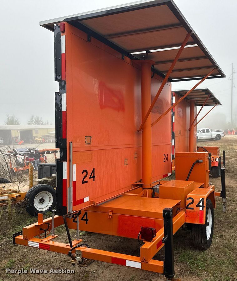 image for item DT6333 2000 American Signal message board trailer