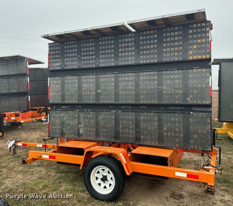 image for item DT6333 2000 American Signal message board trailer