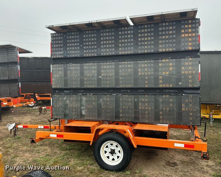 image for item DT6333 2000 American Signal message board trailer