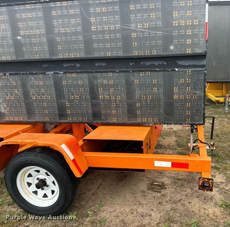 image for item DT6333 2000 American Signal message board trailer