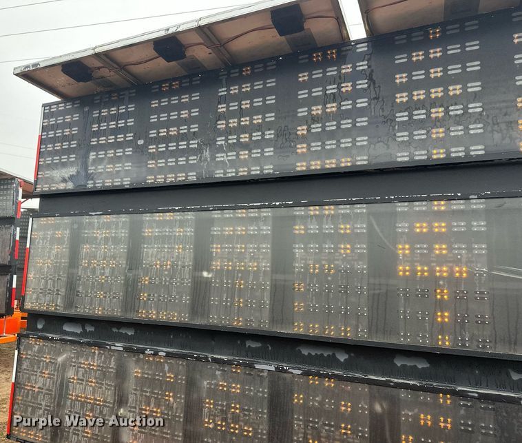 image for item DT6333 2000 American Signal message board trailer