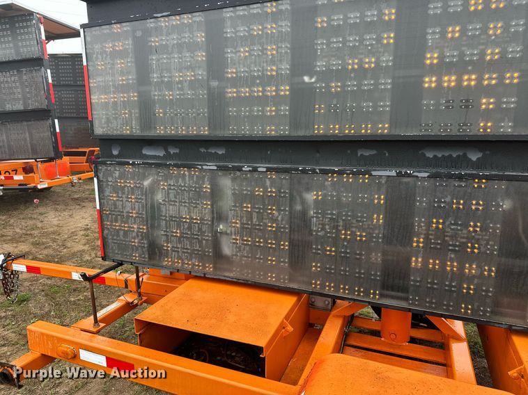 image for item DT6333 2000 American Signal message board trailer