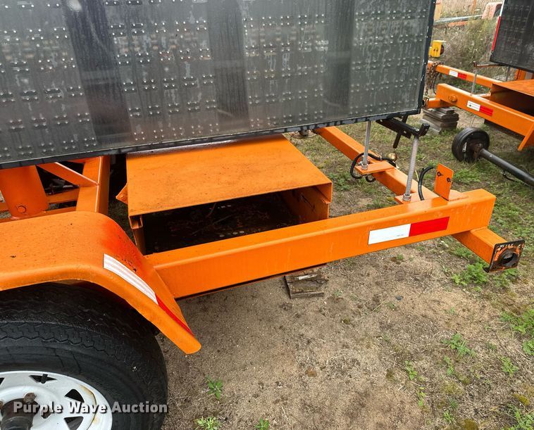 image for item DT6333 2000 American Signal message board trailer