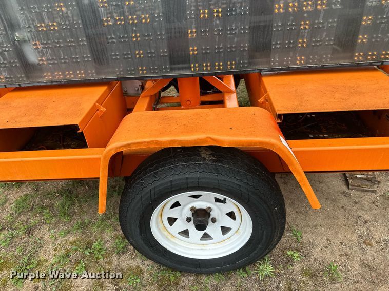 image for item DT6333 2000 American Signal message board trailer