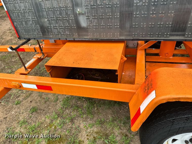 image for item DT6333 2000 American Signal message board trailer