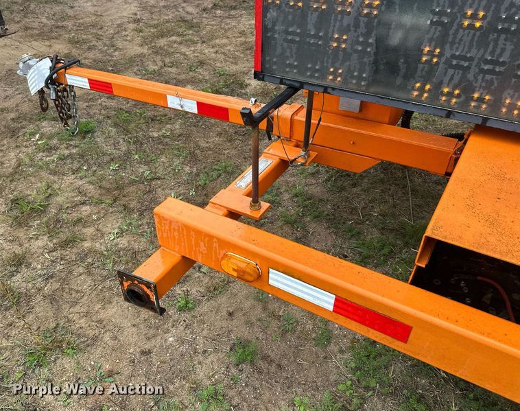 image for item DT6333 2000 American Signal message board trailer