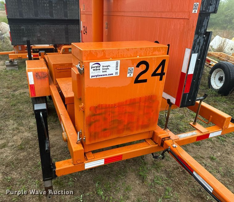 image for item DT6333 2000 American Signal message board trailer