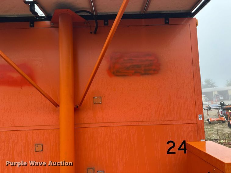 image for item DT6333 2000 American Signal message board trailer