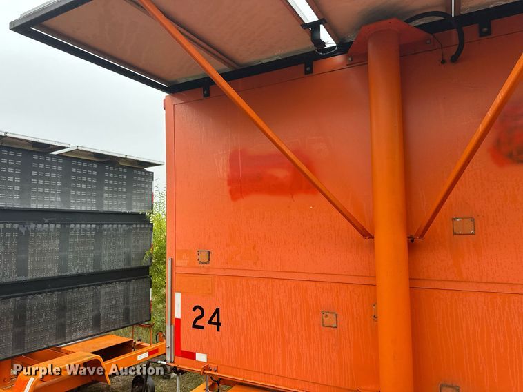 image for item DT6333 2000 American Signal message board trailer