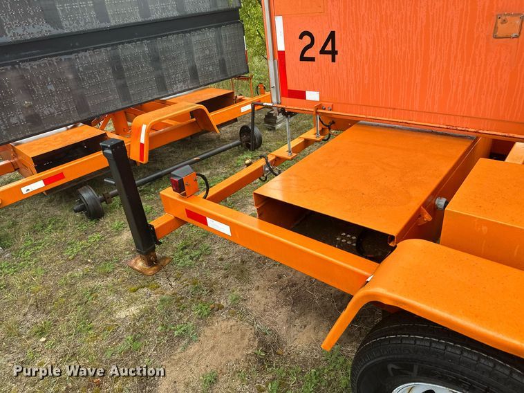 image for item DT6333 2000 American Signal message board trailer