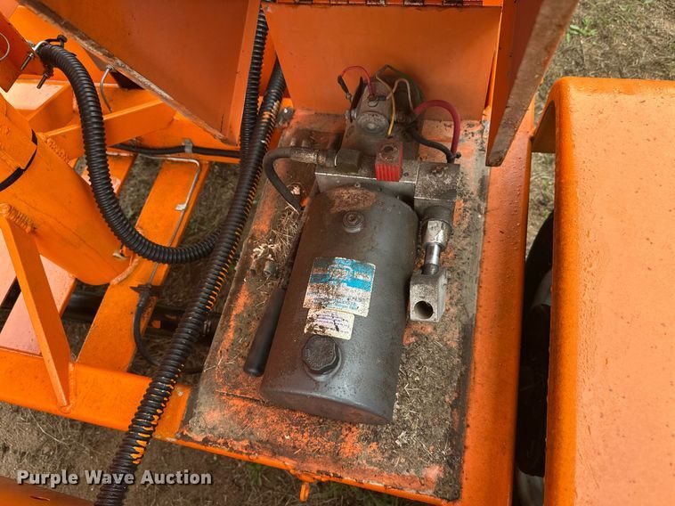 image for item DT6333 2000 American Signal message board trailer