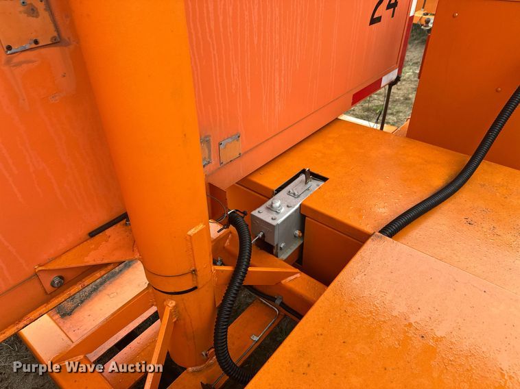 image for item DT6333 2000 American Signal message board trailer