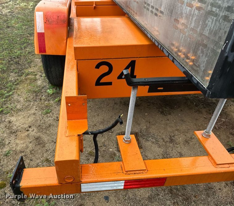 image for item DT6333 2000 American Signal message board trailer