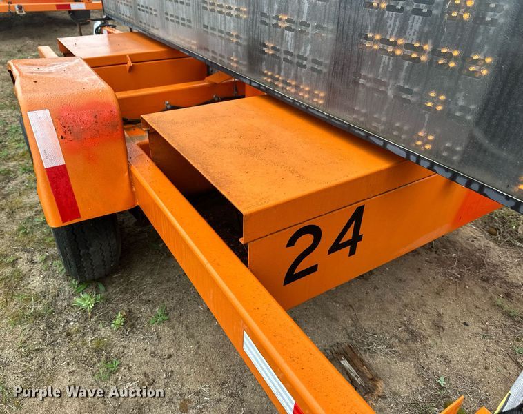 image for item DT6333 2000 American Signal message board trailer