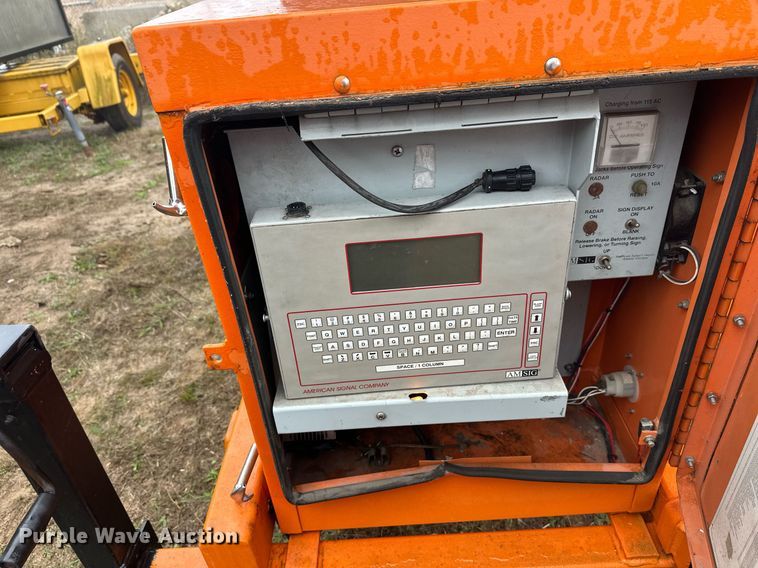 image for item DT6333 2000 American Signal message board trailer